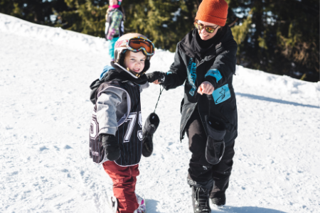 Motivierte Snowboard-Lehrer lernen Spaß am Snowboarden